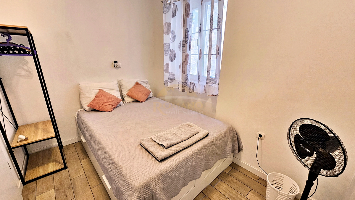 Renovirana kamnita hiša v starem delu Trogirja na 5 nadstropjih